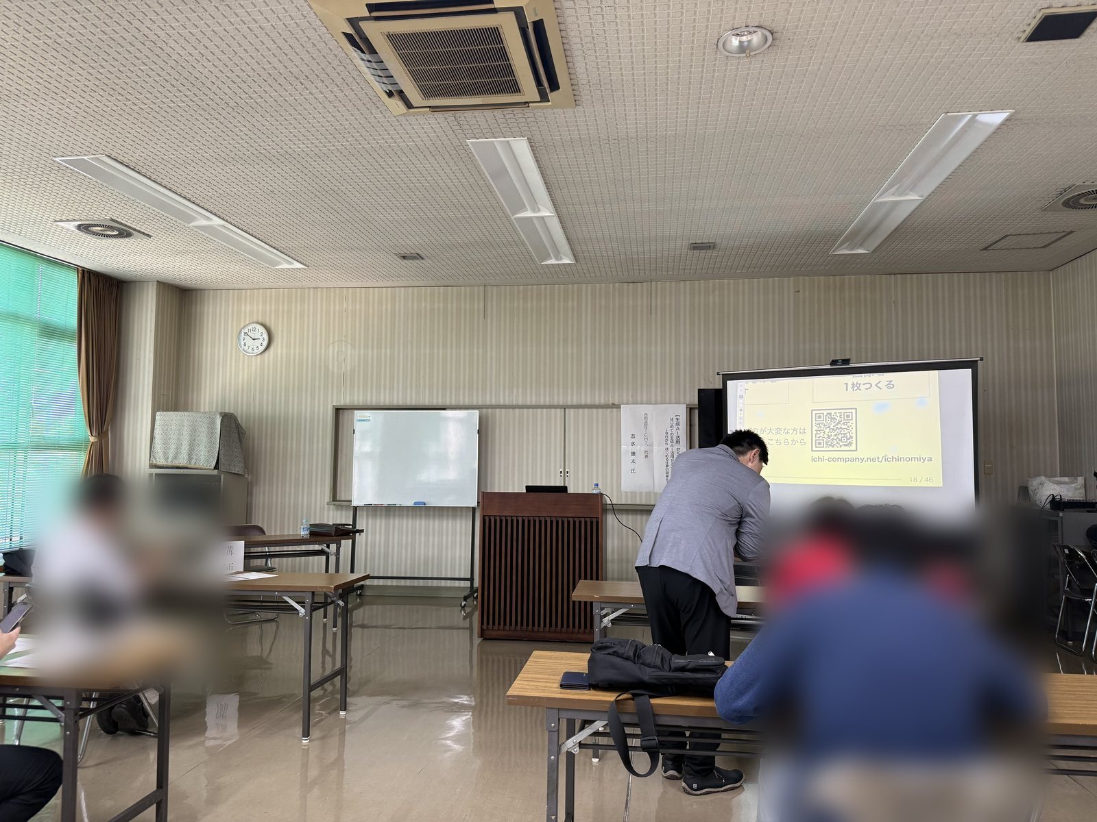 実践の時間に、講師が席を回って画面を確認している様子